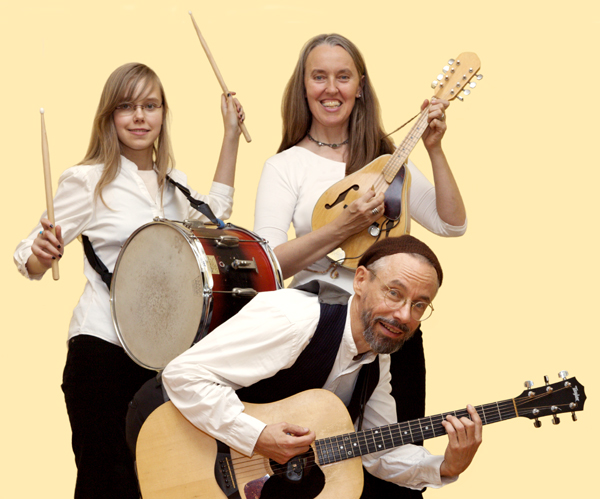 Photo of Jutta & the Hi-Dukes (tm) as a trio - From left to right: Zo&iuml; Doehrer playing percussion, Jutta Distler playing mandolin, Terran Doehrer playing guitar. Photo by Dan Tong. &copy; 2010 Modal Music, Inc. (tm) All rights reserved.